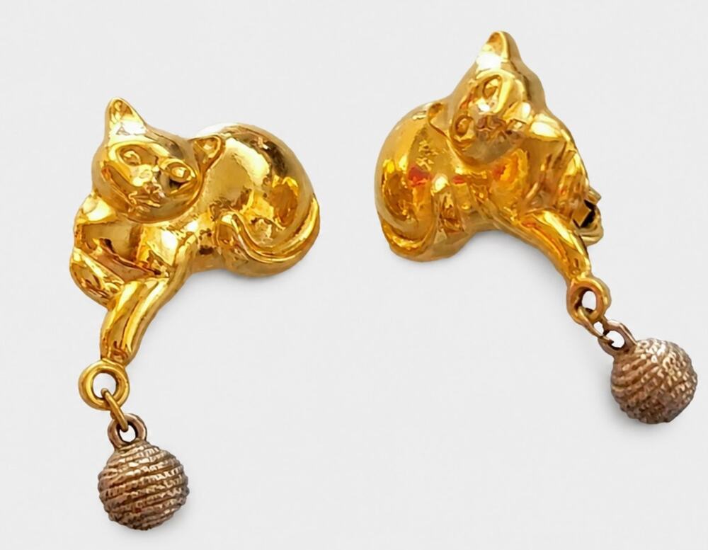 Vintage Kitty Cat w Ball of Yarn Clip-On Earrings 1.25"‎ Gold tone Dangle wc-6